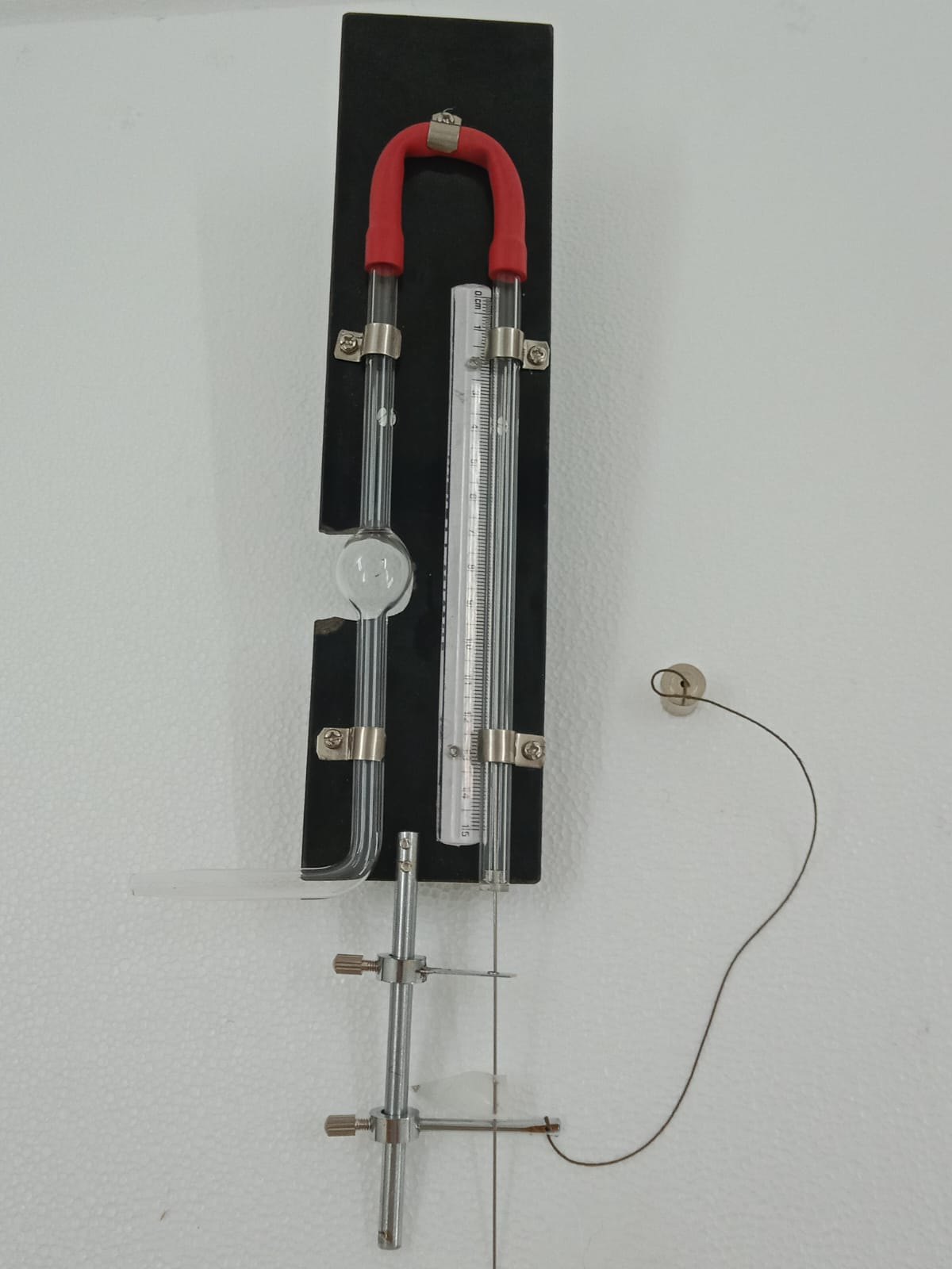 Venous pressure apparatus